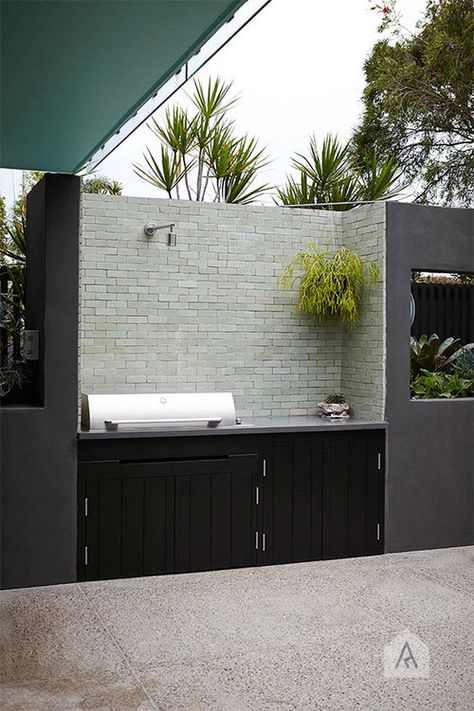 Charcoal Outdoor Kitchen, Modern Balcony Design, Rooftop Balcony, City Sydney, Terrasse Design, Outdoor Bbq Area, Courtyard Gardens Design, Outdoor Bbq Kitchen, Grill Area