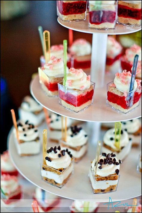 cute wedding dessert shot tower that you'll adore Wedding Food Catering, Dessert Shooters, Mini Dessert Cups, Dessert Shots, Wedding Cake Alternatives, Dessert Party, Wedding Dessert, Small Desserts, Ideas Food