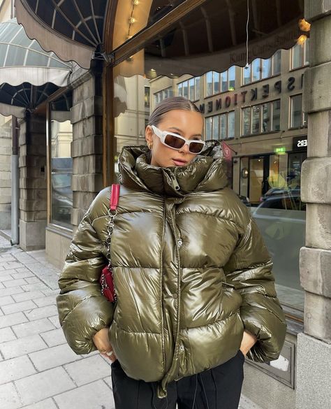 Puffer Jacket Outfit Green, Green Puffer Outfit, Winter Jacket Aesthetic, Dark Green Puffer Jacket, Green Puffy Jacket, Green Puffer Jacket Outfit, Winter Fits Aesthetic, Zara Puffer Jacket, Ski Fits