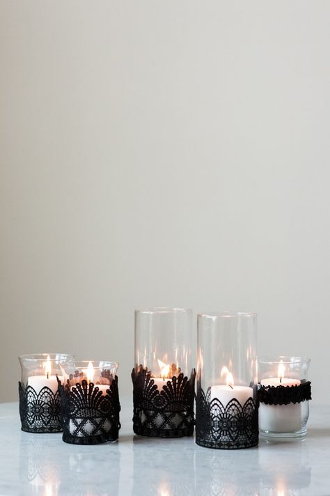 DIY Black Lace Candle Holders by @cydconverse Lace Candle Holders, Diy Halloween Party, Halloween Chic, Lace Candles, Halloween Table Settings, Dekorasi Halloween, Halloween Party Decor Diy, Table Halloween, Easy Holidays Crafts