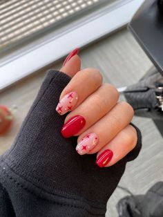 Red Christmas Nails Short Almond, Red Shirt Nail Designs, Red Christmas Nails Short Square, Christmas Nails Short Round, Nail Art Court, Christmas Nails Short Coffin, Cute Red Christmas Nails, Cristmass Nails 2023, Christmas Nails Round