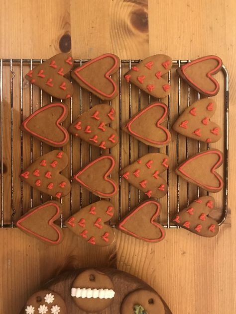 heart gingerbread cookies #valentines #love #baking #gingerbread #cookies #hearts #icing #biscuits Gingerbread Cookies Heart, Gingerbread Heart Cookies, Gingerbread Cookie Decorating Ideas, Ginger Man Cookies, Icing Biscuits, Baking Gingerbread Cookies, Heart Gingerbread, Gingerbread Icing, Heart Biscuits