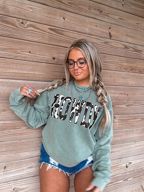 Cute Southern Outfits, Western Winter Outfits, Western Boho Outfits, Punchy Outfits, Western Girl Outfits, Southern Outfits, Cute Country Outfits, Country Sweatshirts, Western Style Outfits