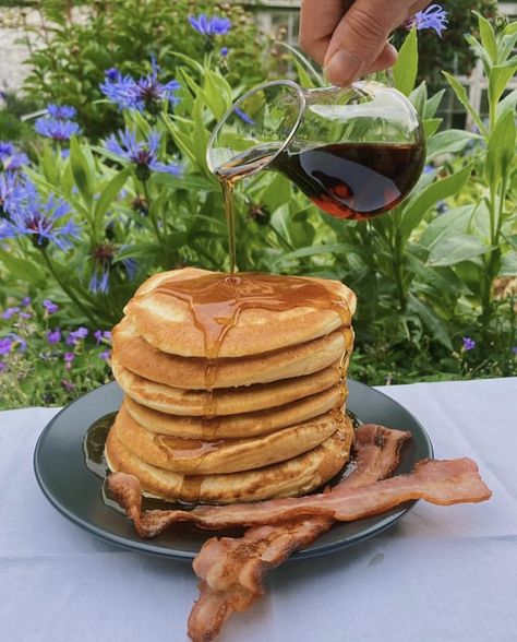 Fluffy pancakes with bacon and maple syrup - what’s not to like! Canadian Pancakes, Breakfast With Bacon, Pancakes With Bacon, Start Of Lent, American Pancakes, Shrove Tuesday, How To Make Pancakes, Pancake Day, Kitchen Paper