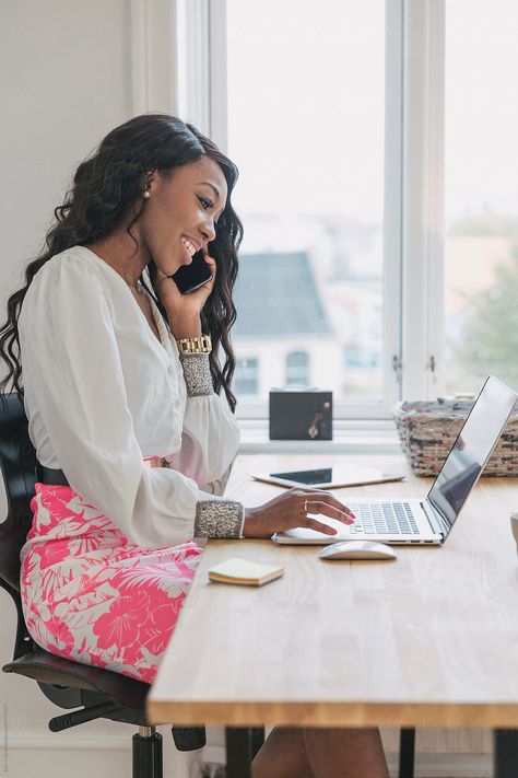 Woman On The Phone, Professional Headshots Women, Headshots Women, Professional Photo Shoot, Brand Photography Inspiration, Business Photoshoot, Branding Shoot, Branding Photoshoot Inspiration, Branding Session