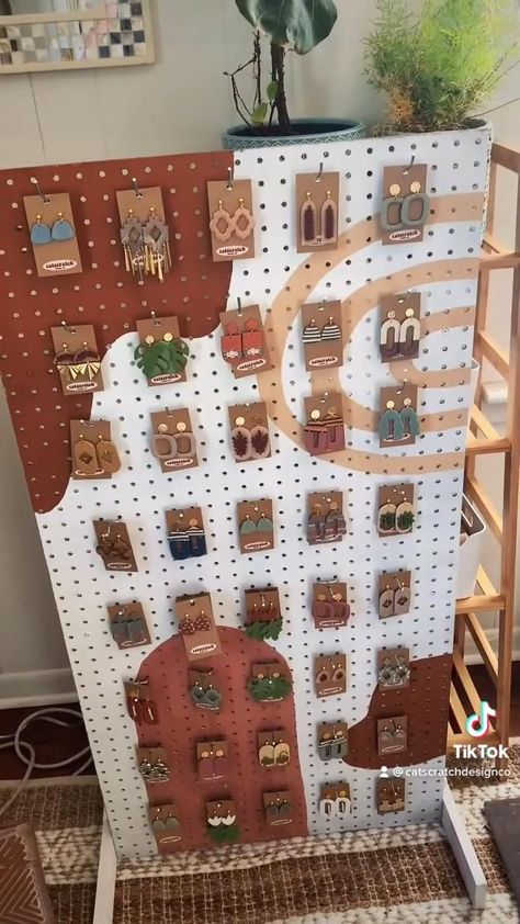 Diy Pegboard Earring Display, Pegboard Jewelry Display Diy, Standing Display Design, Jewlrey Displays Diy, Diy Standing Pegboard Display, Painting Vendor Display, Craft Fair Keychain Display, Clay Earring Display Booth, Pegboard Vendor Display