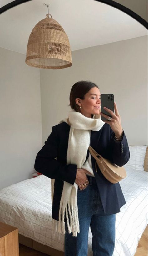 Vest Outfit Layering, Nancy Meyers Aesthetic Fashion, White Scarf Outfit, Big Scarf, Fall 23, Winter 23, Scarf Outfit, Outfit Chic, White Scarf