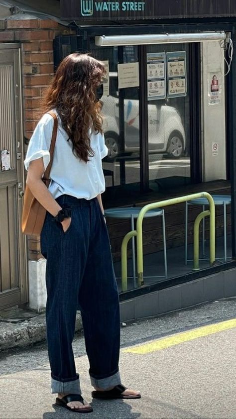 Black Summer Clothes, Normcore Aesthetic Summer, Greek Street Style, Normcore Outfits Summer, Blue Courderoy Pants Outfits, Asian Spring Outfits, Japan Minimalist Fashion, Euro Street Style, Soft Grunge Outfits Summer