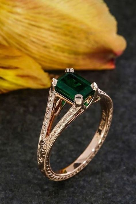 Smaragd Ring, Pink Engagement Ring, Colored Engagement Rings, Emerald Engagement, Emerald Stone, Emerald Engagement Ring, Rings Simple, Rose Gold Engagement Ring, Ring Vintage