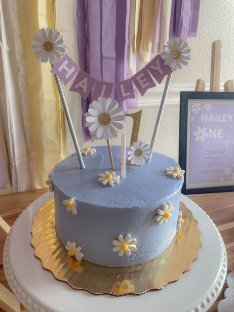 Purple Birthday Theme For Baby Girl, Purple Daisy Cake, Daisy Desserts, Daisy Birthday Cake, Birthday Cake Purple, Cricut Cake Topper, Birthday Cake Diy, Purple Birthday Cake, Girls First Birthday Cake