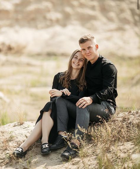 Couple With Height Difference Poses, Heavy Couple Poses, Couple Standing Poses, Taller Girlfriend, Country Couple Pictures, Parmesan Casserole, Wedding Posing, Anniversary Photography, Sitting Pose