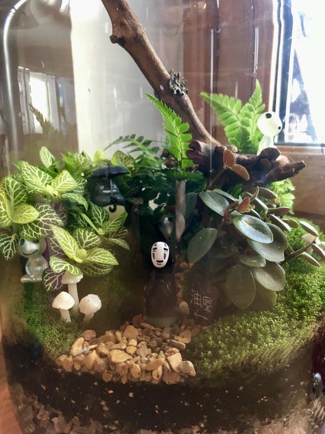 Ghibli Terrarium Ideas, Glow In The Dark Terrarium, Terrarium Ideas With Animals, Studio Ghibli Garden Ideas, Ghibli Fish Tank, Studio Ghibli Terrarium, Studio Ghibli Fish Tank, Anime Terrarium, Kodama Terrarium