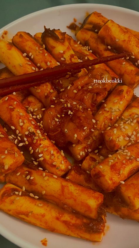 Tobokki Korean, Teokkboki Food, Teokkboki Aesthetic, Tteoboki Aesthetic, Rose Tteokbokki Aesthetic, Tobokii Food, Korean Dinner Aesthetic, Tobboki Korean, Aesthetic Spicy Food