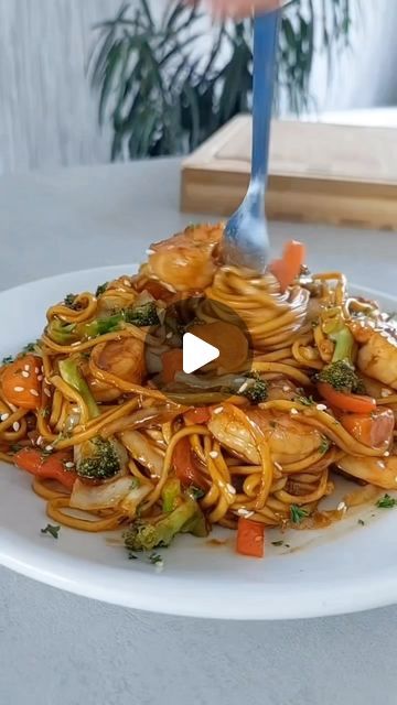 Pan Fry Noodles, Broccoli Red Pepper, Stir Fry Carrots, Prawn Stir Fry, Cooking Noodles, Pan Fried Noodles, Shredded Cabbage, Pan Fry, Prawn Recipes