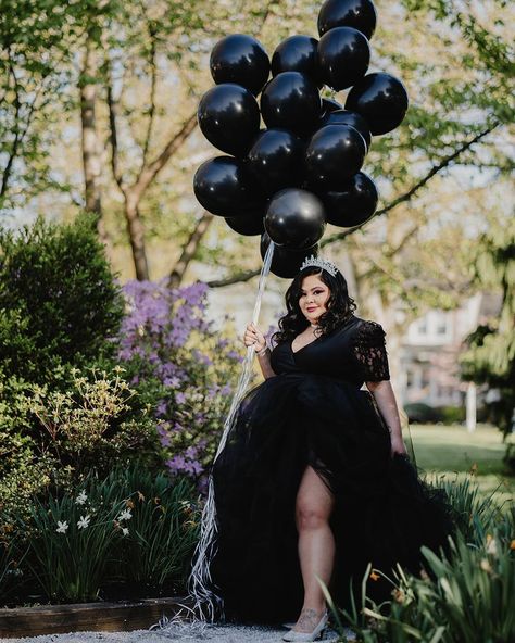 Sefora Gomez on Instagram: “Happy 30th Birthday🥳 🎉 to my BEAUTIFUL client @zuzu_787❤️ MUA: @chuladasmakeup . #birthday #birthdaygirl #30thbirthday #thirtyandflirty…” Birthday Ideas For Women Photoshoot, 30th Birthday Ideas, 30th Birthday Ideas For Women, My Youth, 35th Birthday, Happy 30th, Happy 30th Birthday, Birthday Photoshoot, Birthday Photos