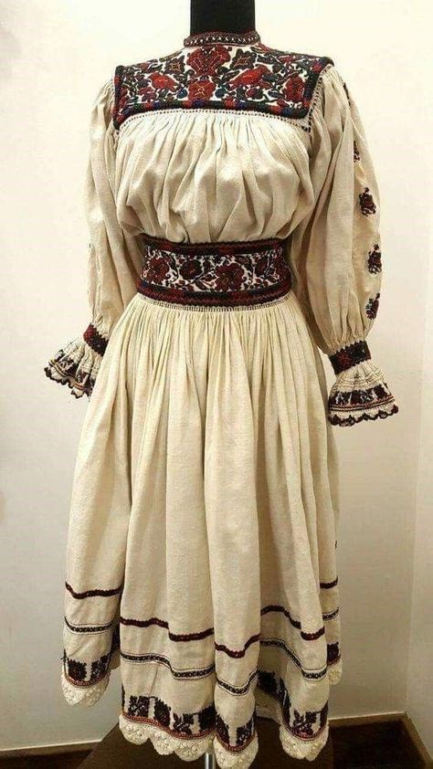 Romanian Clothing, Slavic Clothing, Gaun Abad Pertengahan, Ukrainian Clothing, Ukrainian Dress, Retro Pin Up, Folk Dresses, Folk Fashion, Folk Costume