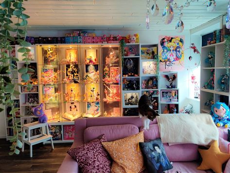 Weeb Living Room, Otaku Living Room, Anime Shelves, Collector Room, Collectors Room Ideas, Guys Bedroom, Cleaning Room, Home Cinema Room, Otaku Room