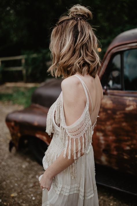 Boho Bride Hairstyles Medium Length, Boho Hairstyles For Short Hair, Boho Short Hair, Hairstyle Short Hair, Top Knot Hair, Waves Hairstyle, Boho Waves, Cool Hairstyles For Girls, Boho Hairstyle