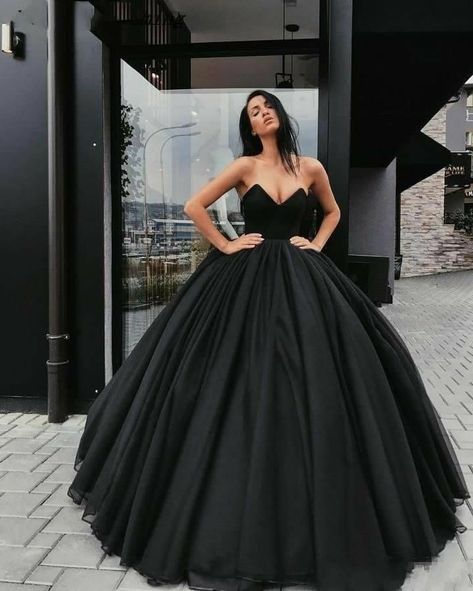 Black Bridal Dresses, Formal Evening Dresses Long, Black Wedding Dress Gothic, Baju Kahwin, Long Party Gowns, Wedding Dress Black, Black Wedding Gowns, Vintage Ball Gowns, Black Ball Gown