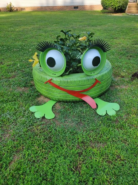 Frog Tire Planter, Tire Frog, Tire Projects, Kids Yard, Tire Planters, Fairy Garden Plants, Outdoor Play Areas, Garden Flower Beds, Treasure Crafts