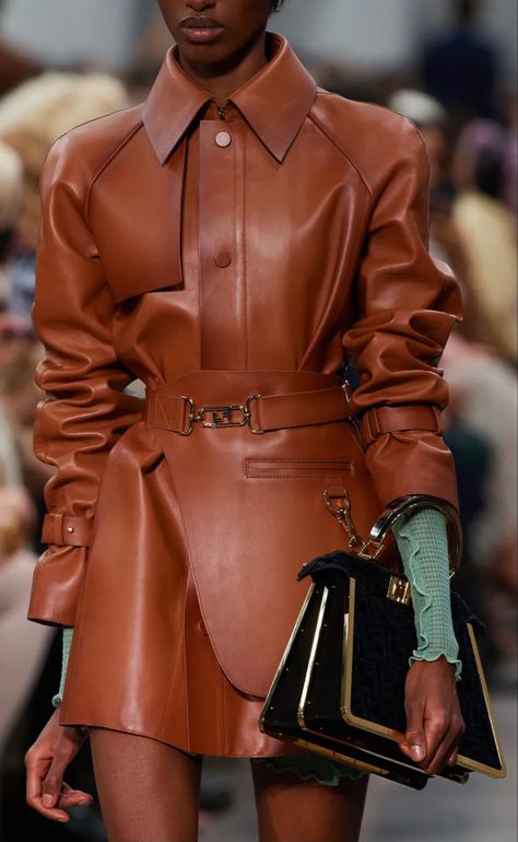 Fendi Fall 2022, Leather Inspiration, Chique Outfit, Detail Photos, Fall 24, Dark Winter, Mode Casual, Work Style, Idea Board