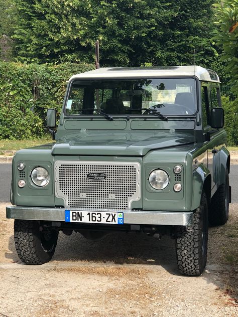 Defender 90 td5 SW 2006 Keswick Green Keswick Green Defender, Defender Classic, Vintage Defender, Safety Gadgets, Art Appliqué, Land Rover Defender 90, Land Rover Defender 110, Car Inspiration, Defender 90