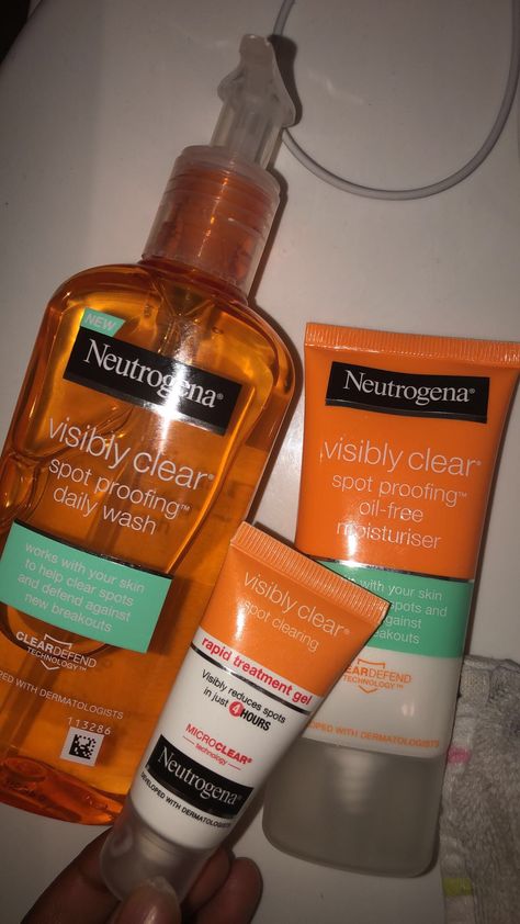 Great products for bumps on forehead, small pores etc. 💖💖 Bumps On Forehead, Bumps On Face, Neutrogena Moisturizer, Forehead Bumps, Forehead Acne, Skin Bumps, Face Care Tips, Skin Spots, Face Products