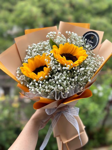 Sunflower And Baby Breath Bouquet, Small Sunflower Bouquet, Mini Sunflower Bouquet, Sunflower Bouquet Aesthetic, Baby Breath Bouquet, Sunflowers Bouquet, Sunflower Bridal Bouquet, Diy Bouquet Wrap, Mini Sunflowers