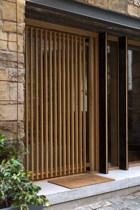 Midcentury Front Doors, Japanese Exterior, Glass Entrance Doors, Modern Entry Door, Architectural Association, House Cladding, Separating Rooms, Door Entryway, Arched Doors