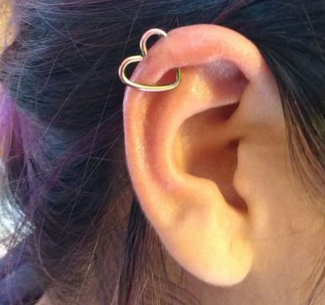 Helix Piercing Heart Hoop, Ear Piercings Heart, Ear Piercings Helix, Heart Piercing, Polynesian Tattoos, Pretty Ear Piercings, Body Decor, Piercing Earrings, Cool Accessories