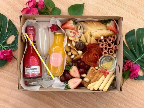 Nuevo lanzamiento de Brunch Box By Cravings Mini pancakes San Andrés Isla, Colombia. Pancake Box, Charcuterie Lunch, Grazing Food, Charcuterie Gifts, Breakfast Gift, Graze Box, Picnic Box, Charcuterie Inspiration, Mini Pancakes