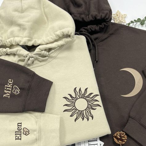 The Custom Embroidered Sun and Moon Hoodie is a perfect matching set for couples. These personalized hoodies feature complementary sun and moon designs, making them a thoughtful and unique gift for him and her. Ideal for anniversaries, Valentine's Day, or just because. 💞 Product and Brand Details   ABOUT STYLE SHIRT - T-shirt is short sleeve - Crewneck same sweatshirt is not hood - Hoodie with hood ➤ Gildan ® brand ➤ Unisex & Classic fit ➤ 8 oz./yd² (US) 13.3 oz./L yd (CA), 50/50 cotton/polyest Matching Sweaters For Couples Aesthetic, Matching Couple Jackets, Embroidery On Hoodies For Boyfriend, Personalized Hoodies Ideas, Matching Hoodies With Boyfriend, Make Matching Hoodies, Hoodie Custom Ideas, Embroidered Hoodie Ideas, Couples Hoodies Ideas