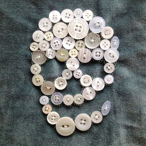 Spools Ideas, Gothic Diy, Button Diy, Halloween Things, Diy Clothes Design, Clothing Diy, Diy Buttons, A Skull, Button Art