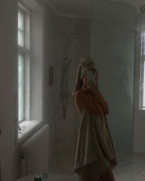 Bathroom Selfie Aesthetic, Shower Pics, Shower Outfits, Girls Mirror, Mirror Selfie Poses, Selfie Poses, Instagram Foto, Photoshoot Poses, Bella Hadid