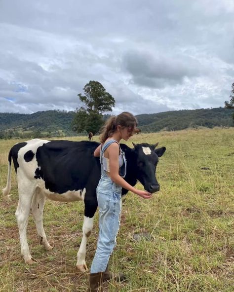 Farmer Wife Aesthetic, Farmer Girl Aesthetic, Farm Fits, Farm Girl Aesthetic, Cows Aesthetic, Countryside Animals, Woman Farmer, Farm Outfit, Farm Women