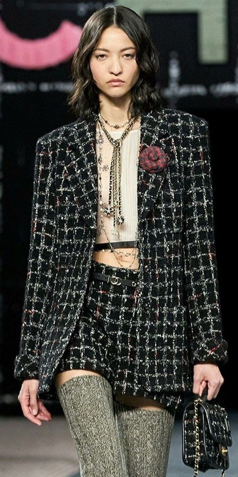 Chanel Tweed Outfit, Plaid Jacket Outfit, Tweed Jacket Outfit, Chanel Blazer, Chanel Style Jacket, Chanel 2022, Tweed Outfit, Sparkle Outfit, Moda Chanel