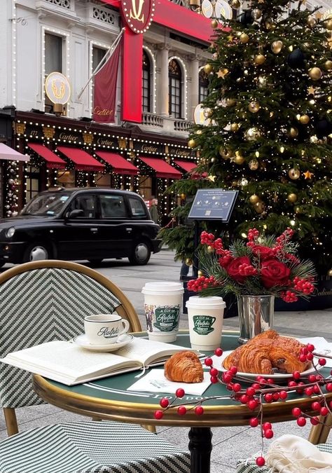 London Xmas Aesthetic, Paris Aesthetic Christmas, London In Christmas Time, Christmas Paris Aesthetic, Italian Christmas Aesthetic, London At Christmas Aesthetic, Christmas London Aesthetic, Christmas Nyc Aesthetic, Paris In Christmas