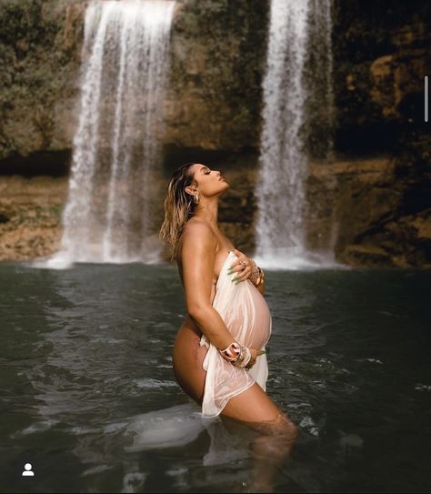 Water Maternity Photos, Maternity Shoot Outfit, Baby Announcement Photoshoot, Pregnancy Belly Photos, Cute Pregnancy Pictures, Maternity Photography Poses Couple, Maternity Photography Poses Pregnancy Pics, Couple Pregnancy Photoshoot, Maternity Photoshoot Outfits