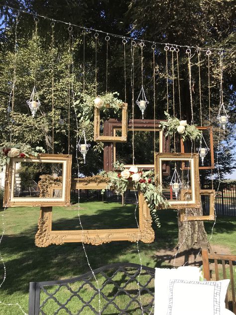 Picture Frame Backdrop Wedding, Floating Frame Photo Booth, Garden Wedding Photo Booth, Cottage Core Backdrop, Outdoor Wedding Photobooth, Photobooth Ideas Events, Photobooth Backdrop Ideas, Photobooth For Wedding, Photo Zone Ideas