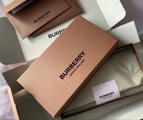 Luxury Fashion Packaging, Burberry Packaging, Mailing Box Packaging, Spice Packaging, Matcha Tea Set, Spices Packaging, Burberry Gifts, Kraft Packaging, Fashion Packaging