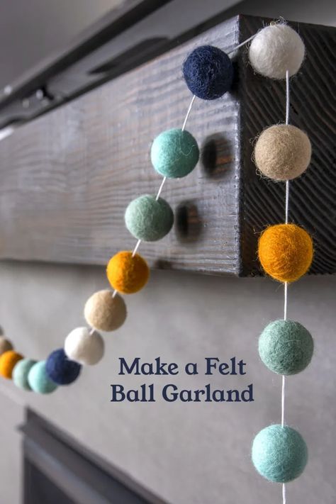 Diy Felt Garland, Felt Ball Crafts, Peace Crafts, Bee Craft, Felt Wool Ball, Mobile Craft, Felted Christmas, Tassel Crafts, Ball Ideas