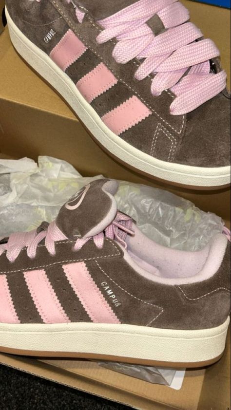 Adidas Campus 00s Brown And Pink, Adidas Campus Brown Pink, Adidas Campus 00, Adidas Rose, Campus 00, Pretty Sneakers, Adidas Campus 00s, Pink Vans, Pretty Shoes Sneakers