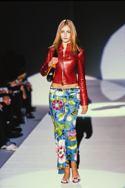 Tom Ford Gucci, Gucci Runway, 90s Y2k Fashion, Gucci Spring, Runway Fashion Couture, Happy Clothes, Luxury Rooms, Embellished Jeans, Gucci Fashion