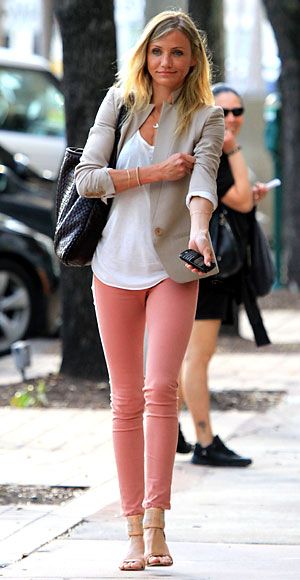 coral skinnies+ white tee+ taupe blazer = summer cool! @Caitlin Burton Burton Burton Burton Davis find me these pants! Casual Chique Stijl, Play Clothes, Cameron Diaz, Pink Pants, Mode Inspiration, My Dream Closet, Home Fashion, Primavera Estate, Look Fashion