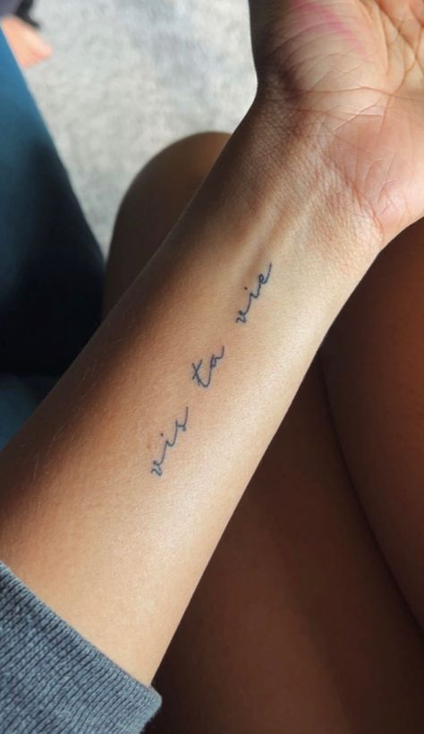 simplistic wrist tattoo Live Fully Tattoo, French Lines, Small Tattoos French, Tattoo Ideas Female French, Vie Ta Vie Tattoo, French Cursive Tattoo, Tattoo French Words, Breathe In French Tattoo, French Writing Tattoos