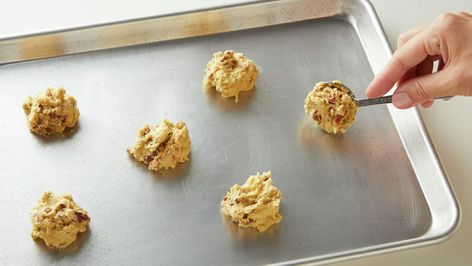 Butter-Pecan Pudding Cookies Recipe - BettyCrocker.com Pecan Pudding, Pudding Cookies Recipes, Pudding Pie Filling, Christmas Classroom Treats, Betty Crocker Recipes, Pudding Cookies, Toffee Bits, Cookie Calories, Butter Pecan