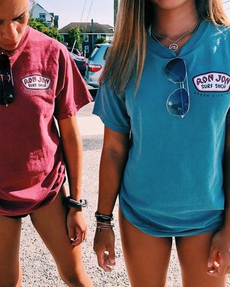 Relatable girls on Instagram: “ron jon ✌︎ •••••••••••••••••••••••• i love these tees • • • if ur from the explore page comment 🌞 ———————————————— Q: have u ever been to…” Vsco Outfits, Outfits Fo, Ron Jon, Cooler Style, Ron Jon Surf Shop, Fit Check, Look Cool, Summer Aesthetic, Half Sleeves