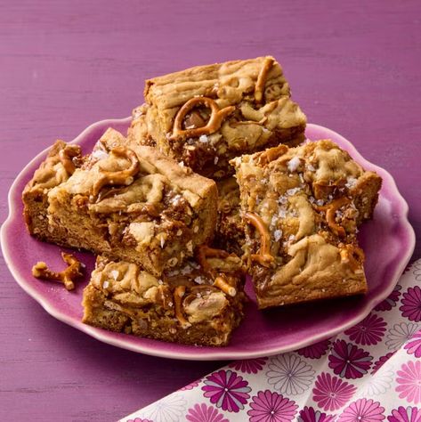 pioneer woman salted caramel pretzel blondies Pretzel Blondies, Game Day Foods, Caramel Blondie, Salted Caramel Pretzels, Homemade Apple Butter, Caramel Pretzels, Caramel Desserts, Fall Desserts Easy, Blondies Recipe