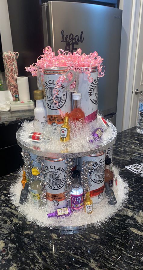 Drink Tower Birthday, 21st Birthday Drink Cake, Drink Tower, 21st Birthday Drinks, Diy 21st Birthday Gifts, Alcohol Birthday Cake, 21st Birthday Diy, Alcohol Cake, Cake Tower