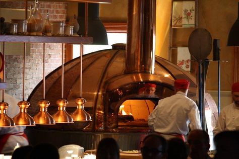 Pizza Garden, Open Kitchen Restaurant, Mobile Pizza Oven, Pizza Oven Plans, Pizzeria Design, Brick Ovens, Oven Fireplace, Italian Grill, Copper Wood